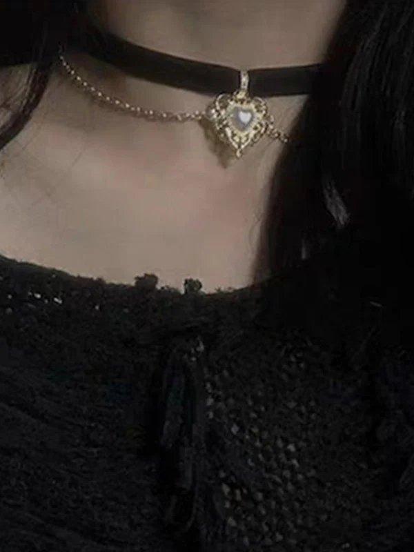 Gothic Heart Chain Velvet Choker Necklace - Image 4