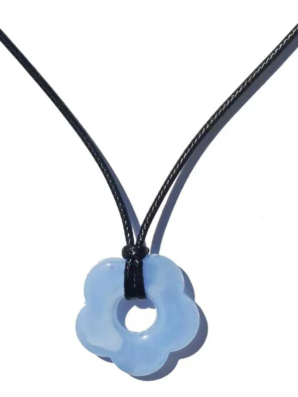 Hollow Out Flower Pendant Rope Necklace - Image 4