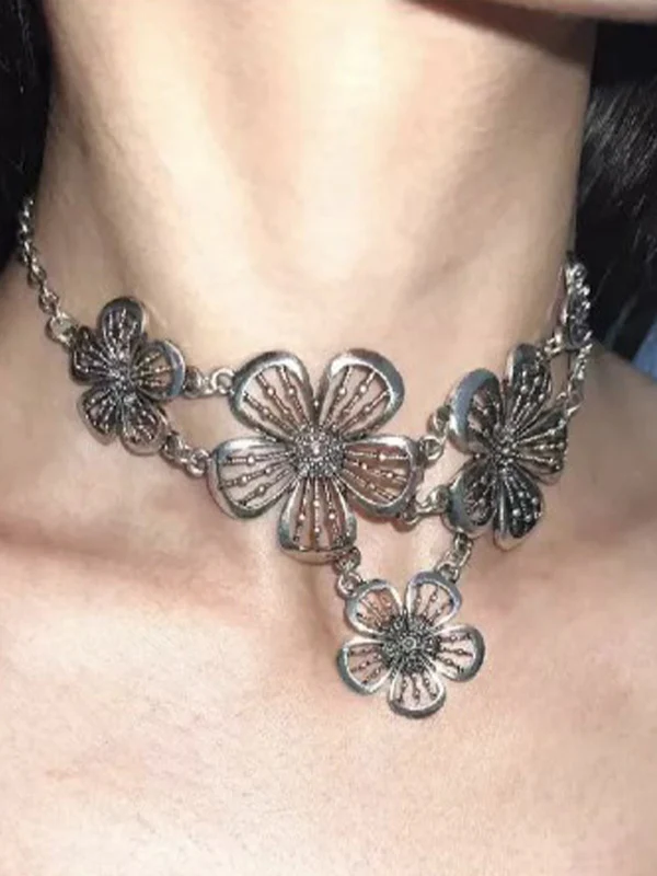 Vintage Hollow Out Flower Necklace - Image 2