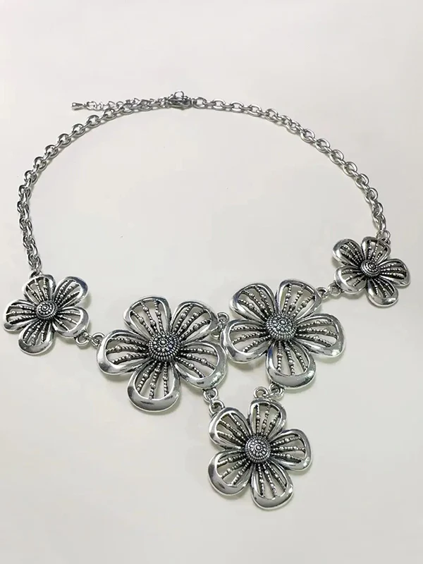 Vintage Hollow Out Flower Necklace - Image 3