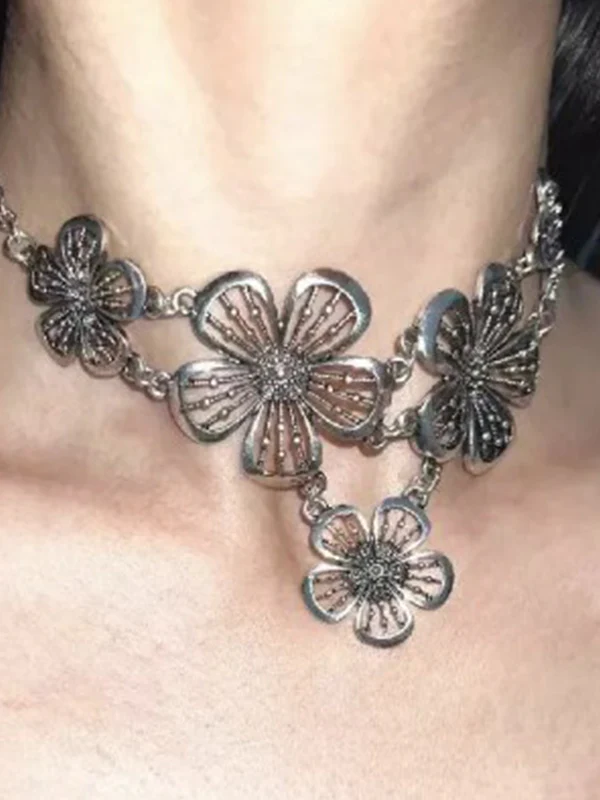 Vintage Hollow Out Flower Necklace - Image 4