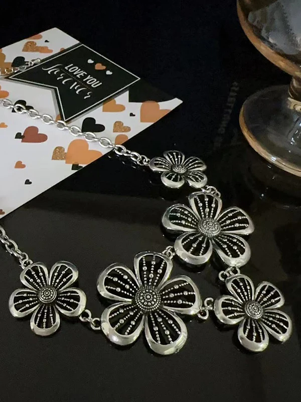 Vintage Hollow Out Flower Necklace - Image 5