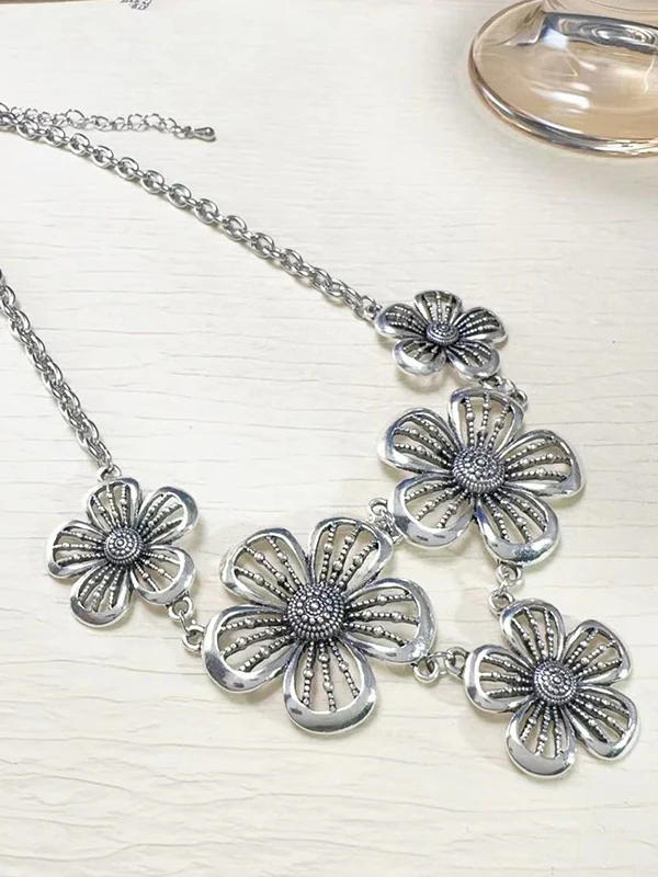 Vintage Hollow Out Flower Necklace - Image 6